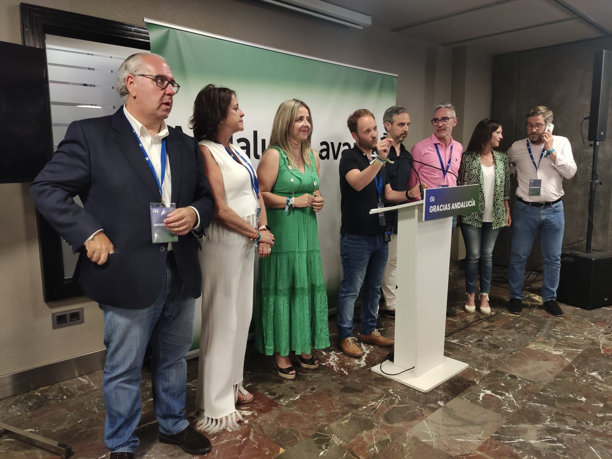 El presidente del PP de Jaén, Erik Domínguez, se dirige a los simpatizantes que han participado en la fiesta por la victoria popular en las elecciones autonómicas.