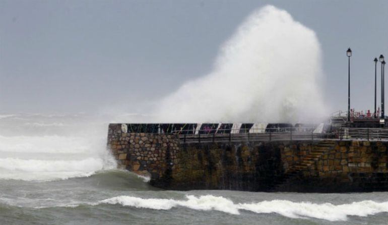 Una ola rompe contra el muelle del Puerto Viejo de Algorta durante el temporal del pasado invierno