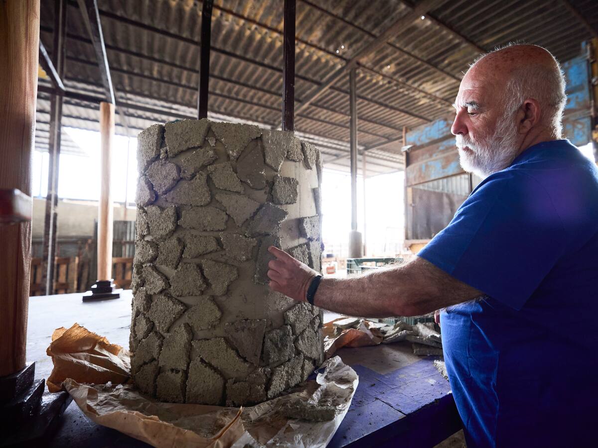 Los integrantes de la Hermandad de San Isidro en Talavera ultiman ya sus carrozas para desfilar en miércoles
