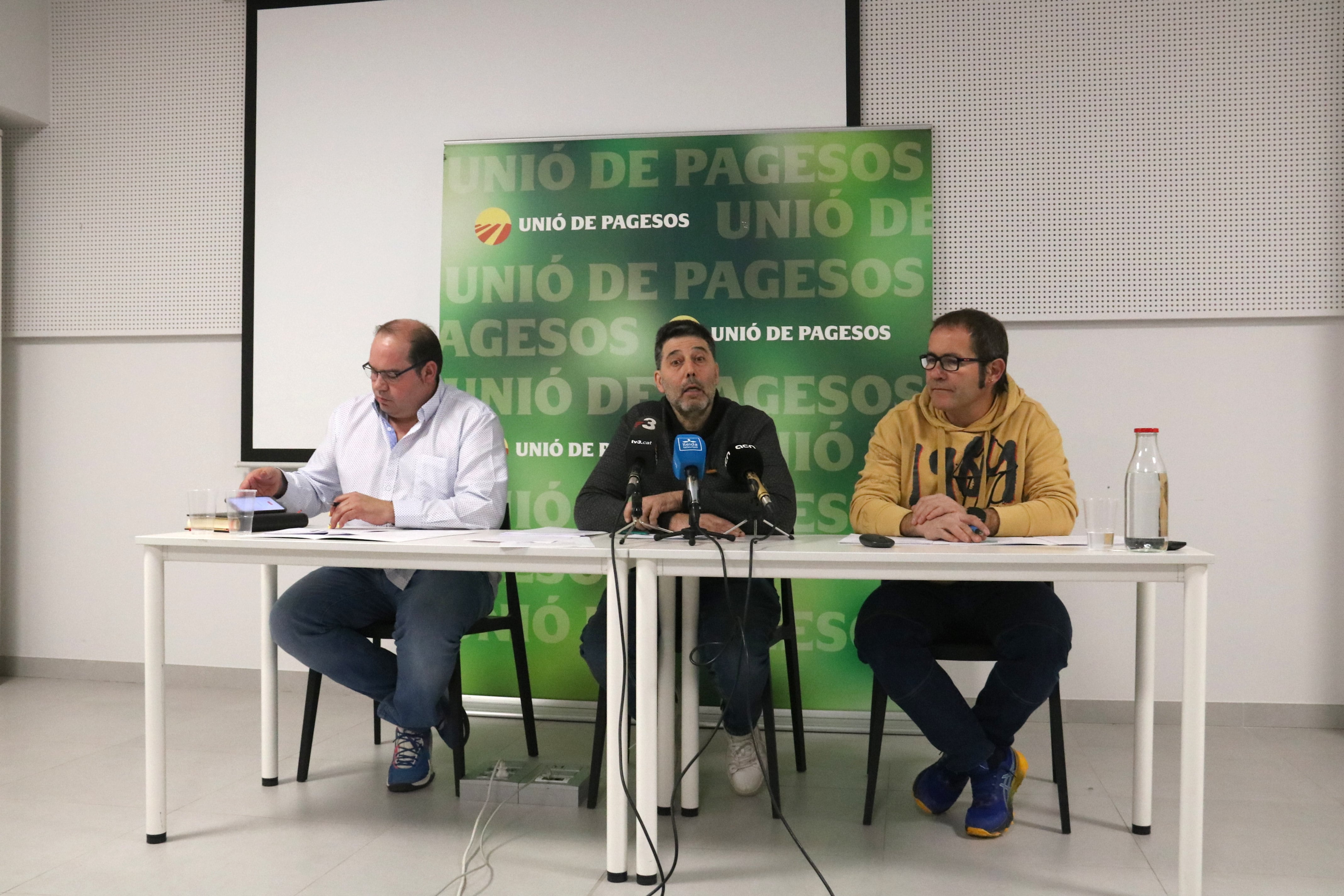 Rossend Saltiveri, al mig de la foto, és el responsable del sector porcí de la Unió de Pagesos. Foto: ACN.