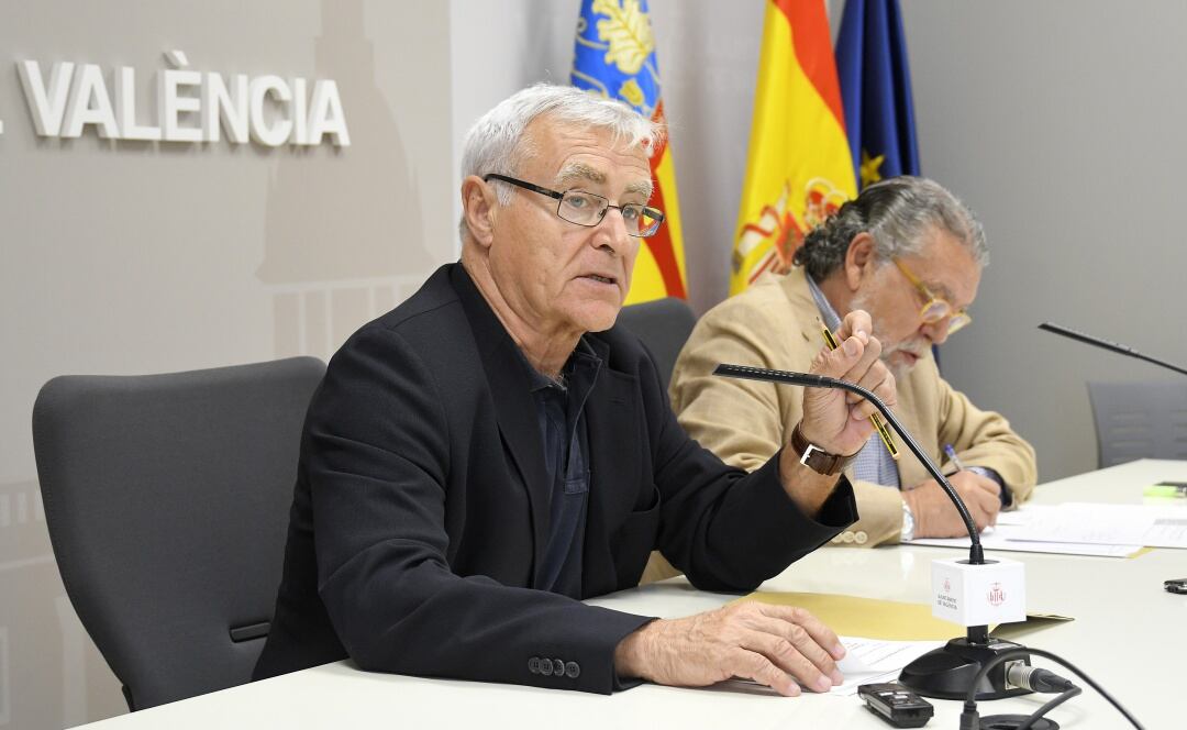 El alcalde, Joan Ribó, y el concejal de Hacienda, Ramón Vilar, durante la rueda de prensa