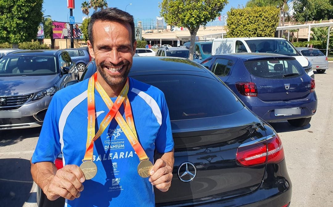 Juanra luciendo las dos medallas de oro