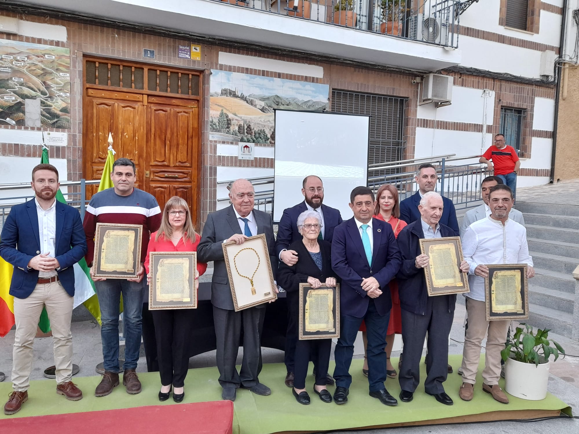 Foto de familia con todos los premiados, presidente de la Diputación, alcalde y concejales