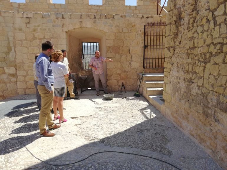 Petrer está restaurando los pavimentos originales del patio de armas, datados entre los siglos XVI y XVII