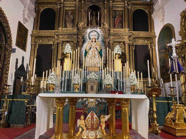 Altar de triduo a la Esperanza Divina Enfermera