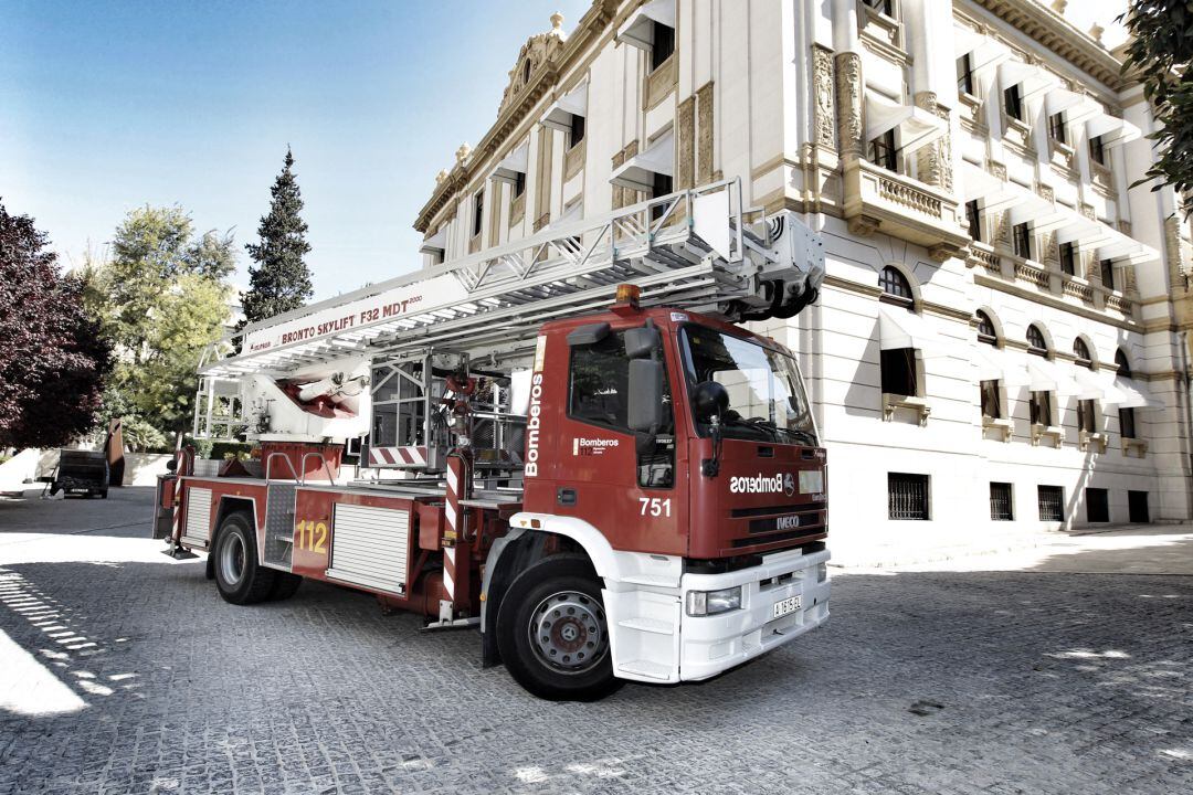 Un camión de bomberos del consorcio en la Diputación de Alicante.