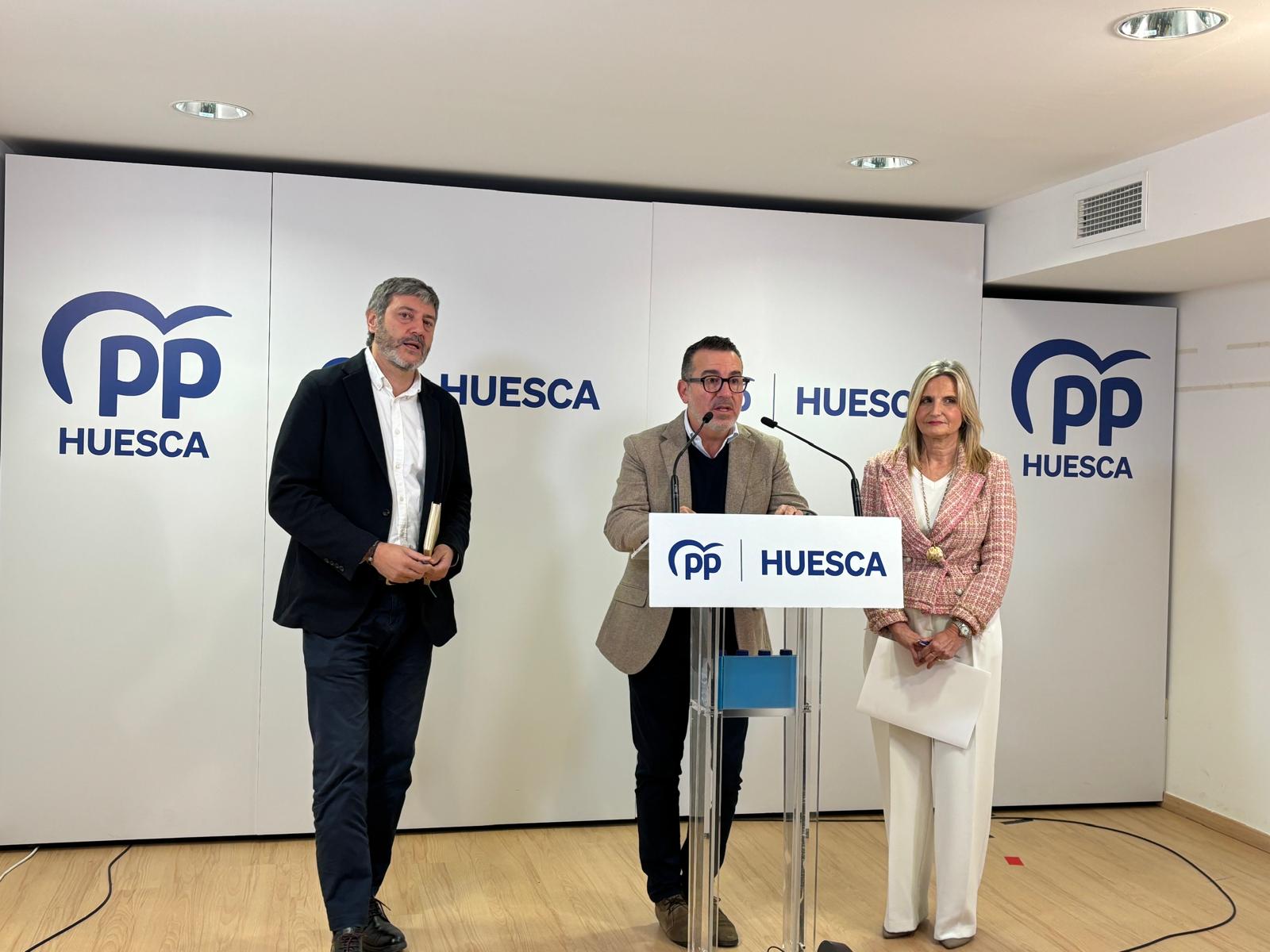 Gerardo Oliván, Javier Folch y Melania Mur, en la rueda de prensa del PP