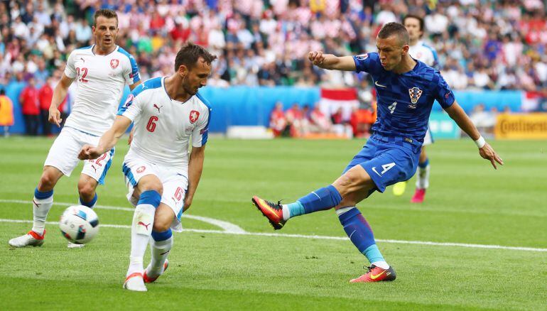 Ivan Perisic marca para Croacia ante la República Checa.