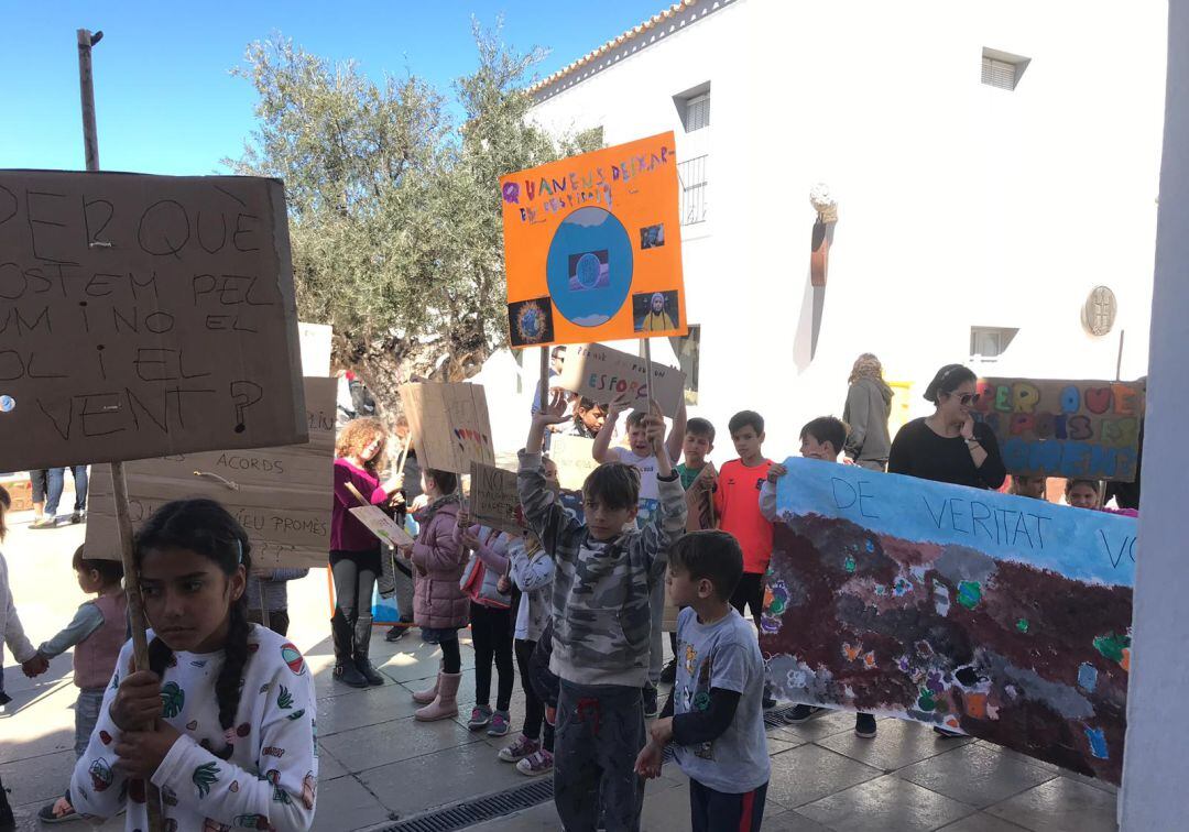 Los alumnos de La Mola reivindican medidas para el medio ambiente. 