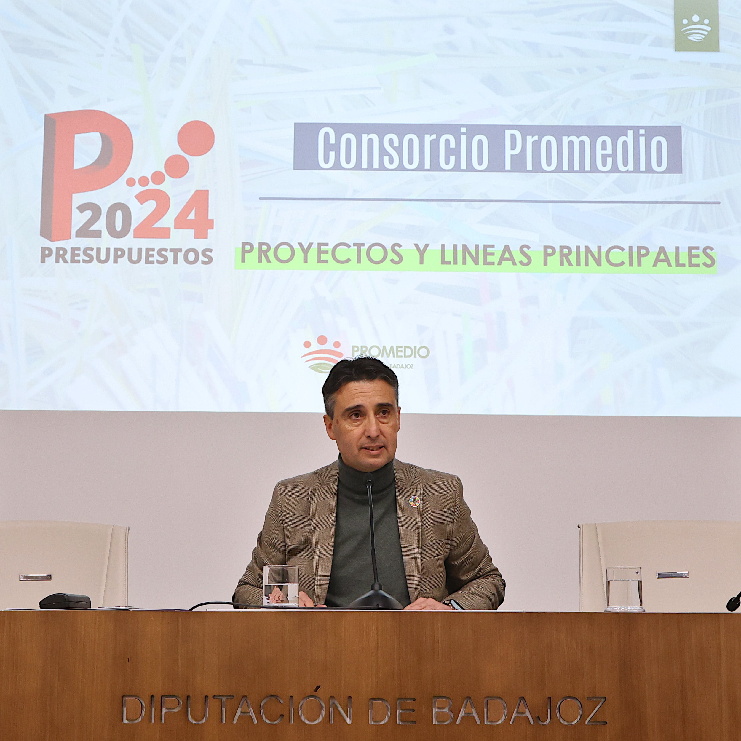  El diputado delegado del Consorcio de Gestión de Servicios Meioambientales -PROMEDIO- de la Diputación Provincial de Badajoz, Juan Mª Delfa presenta en rueda de prensa las líneas principales y presupuesto 2024 del Consorcio.  
 Fotografo. Santiago Rodriguez Casado
Gabinete de prensa de Diputación de Badajoz