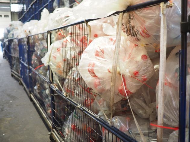 Ampolles de plàstic reutilitzables a la planta de triatge de Rhenus