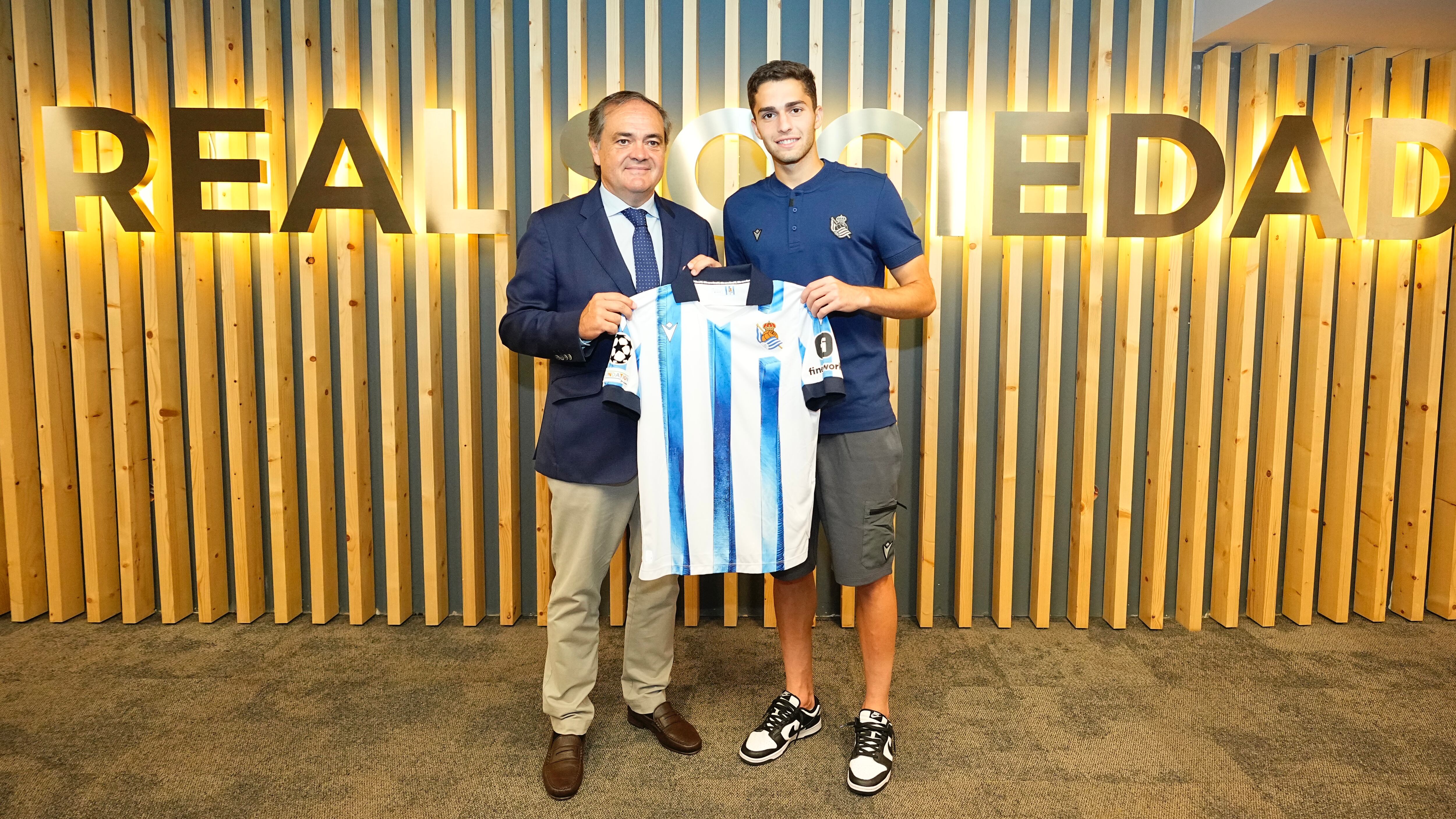 Zakharyan posa con Aperribay en el palco del Reale Arena.