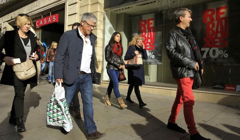 Un grupo de personas, de compras en el centro de Barcelona.