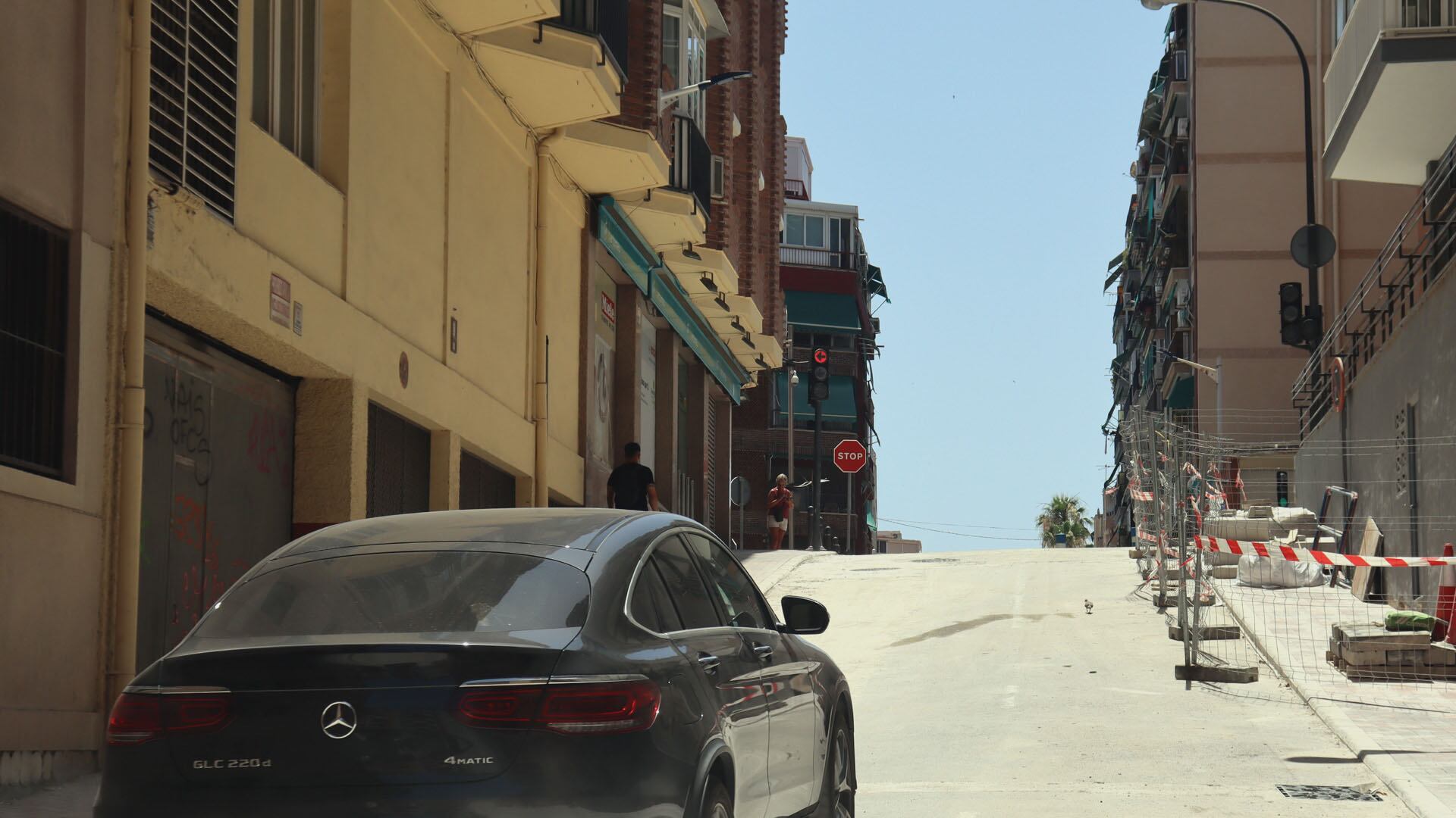 Estado de la intervención de asfaltado y señalización de la calle Ondulada / Benidorm