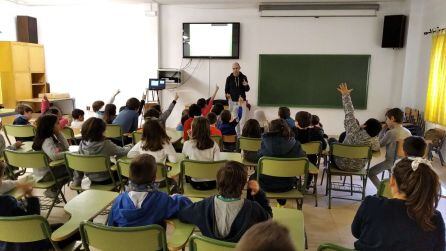 El informático del centro Guadalinfo explica en el CEIP San Isicio los riesgos que acechan en internet