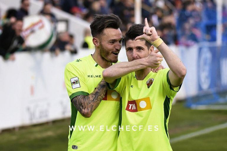 Javi Flores, a la derecha, es felicitado por Josan tras marcar el gol del Elche