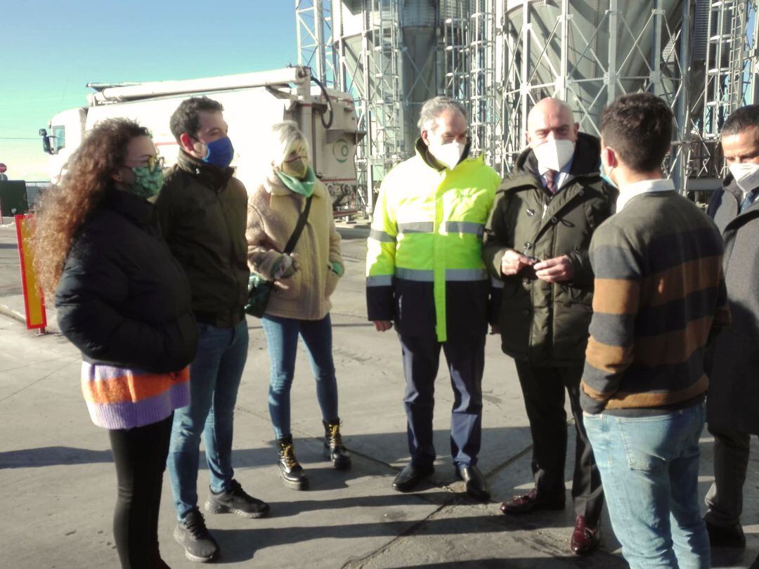 El consejero de Agricultura y el gerente de Cobadu hablan con los jovenes incorporados al campo