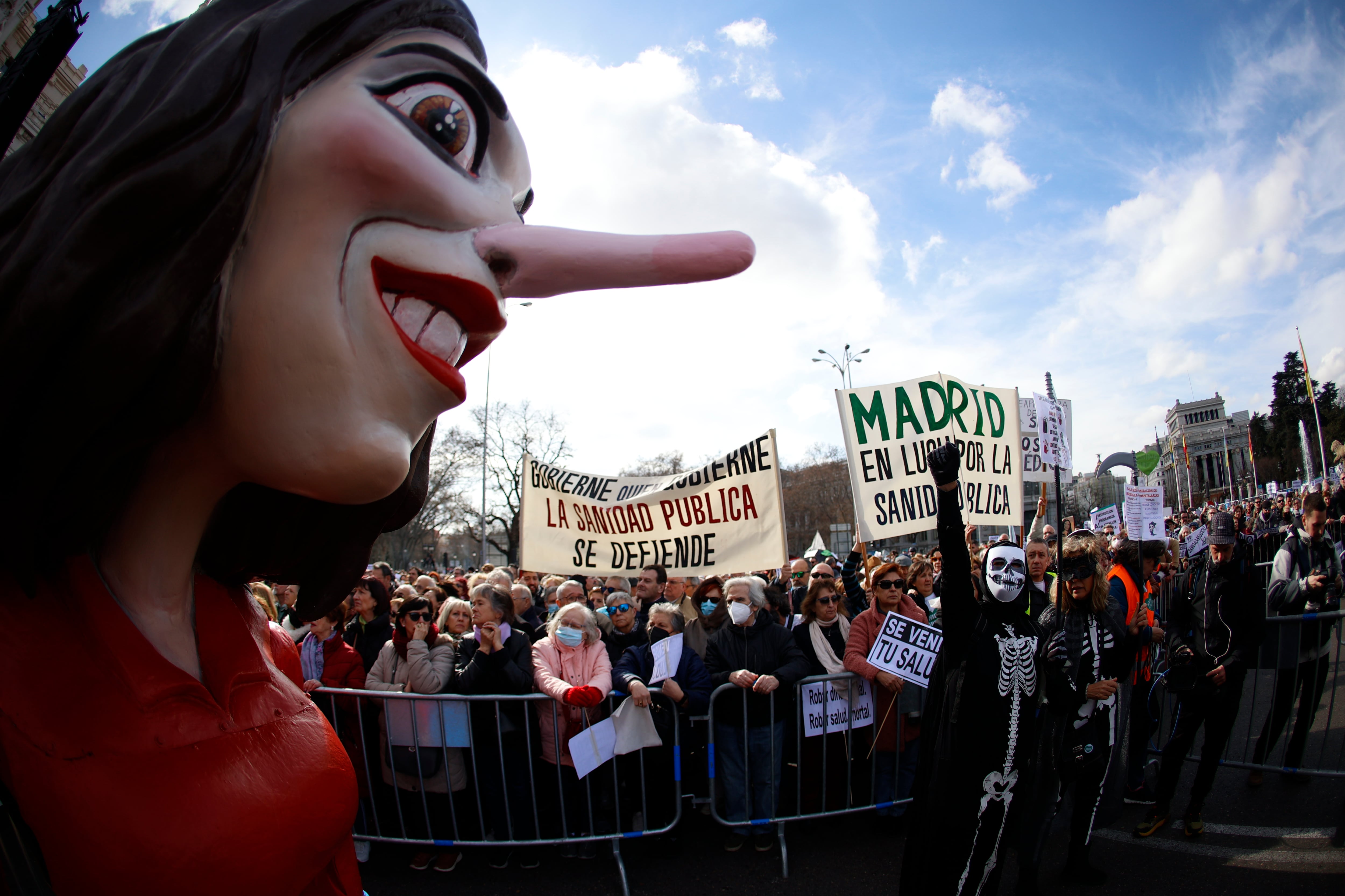 Un títere de la presidenta Ayuso durante una manifestación en favor de la sanidad pública en Madrid.