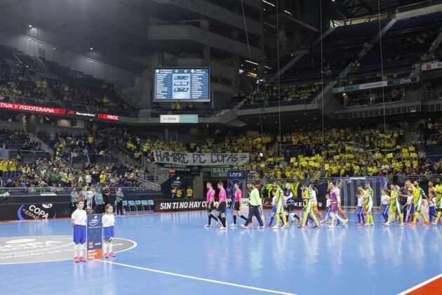 La marea amarilla escolta la salida de los jugadores al partido de cuartos, disputado este viernes