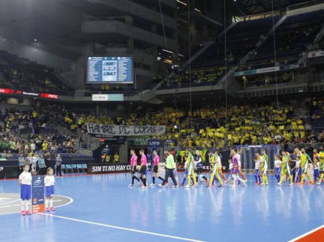 La marea amarilla escolta la salida de los jugadores al partido de cuartos, disputado este viernes