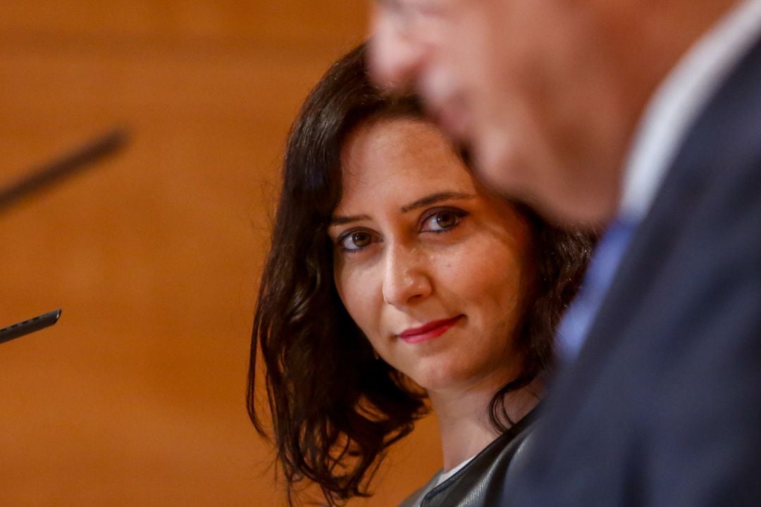 La presidenta de la Comunidad de Madrid y candidata a la reelección, Isabel Díaz Ayuso (i), y el consejero de Educación y Juventud y portavoz regional, Enrique Ossorio (d), durante una rueda de prensa tras la reunión del Consejo de Gobierno.