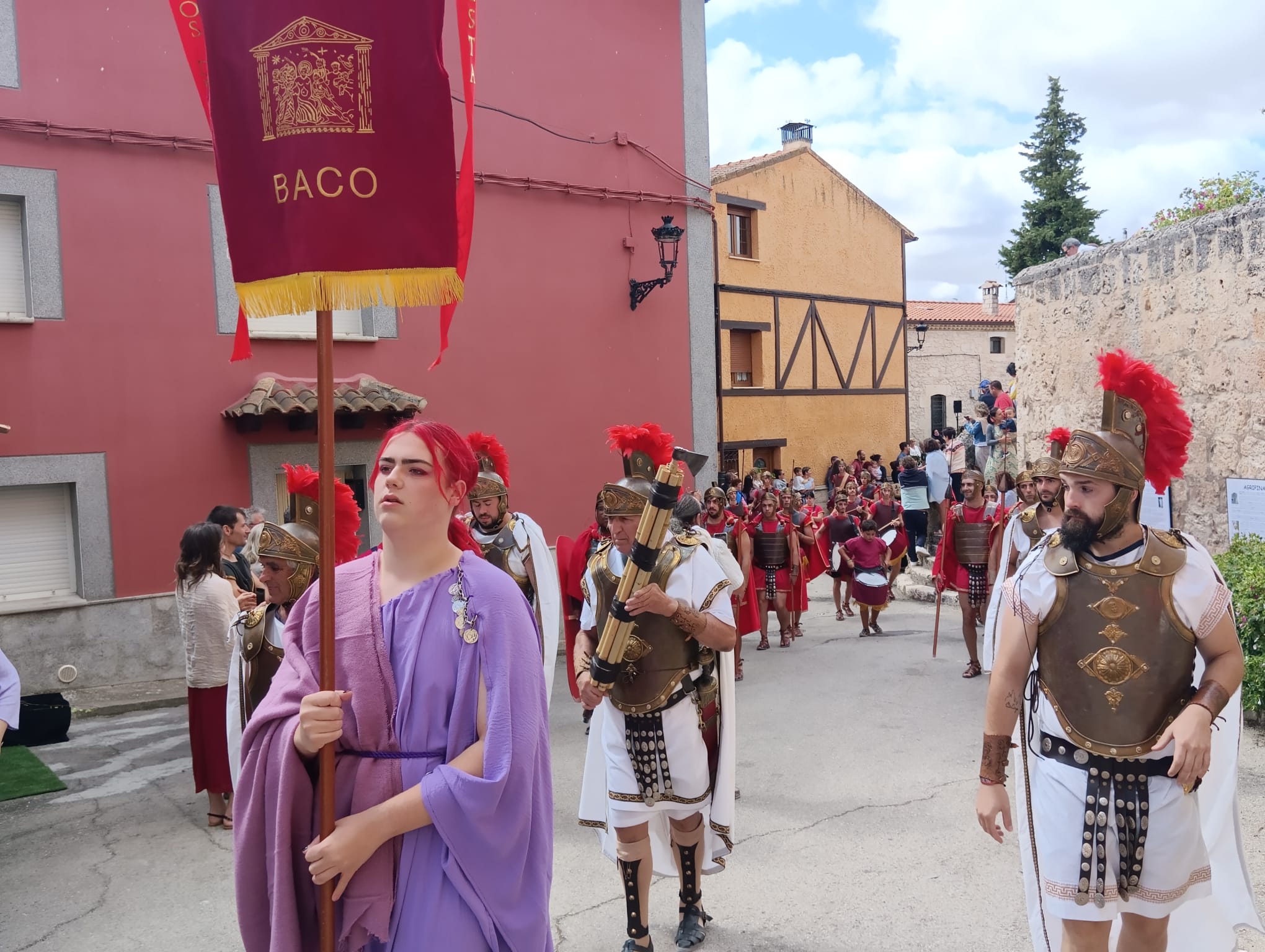 El séquito de Baco abandona la plaza tras el pregón