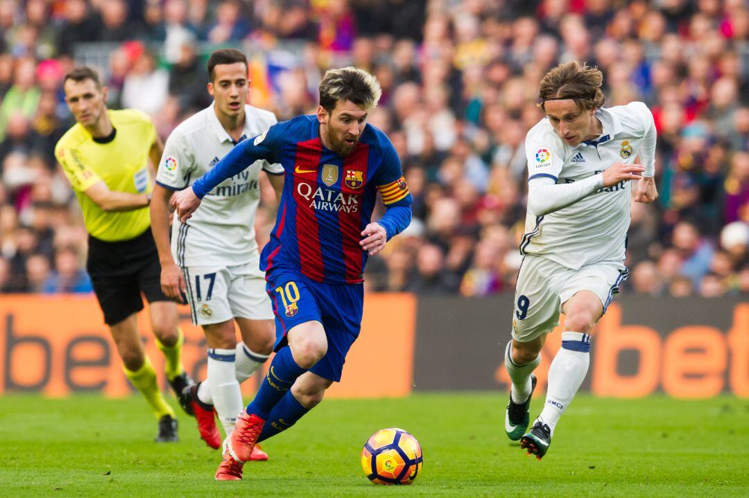 Leo Messi y Modric, en un Barcelona - Real Madrid