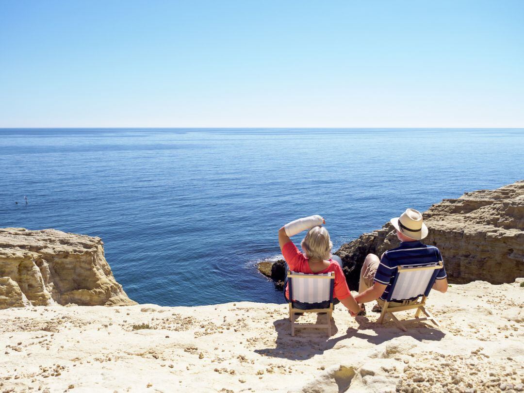 Una pareja disfruta del mar en sus vacaciones