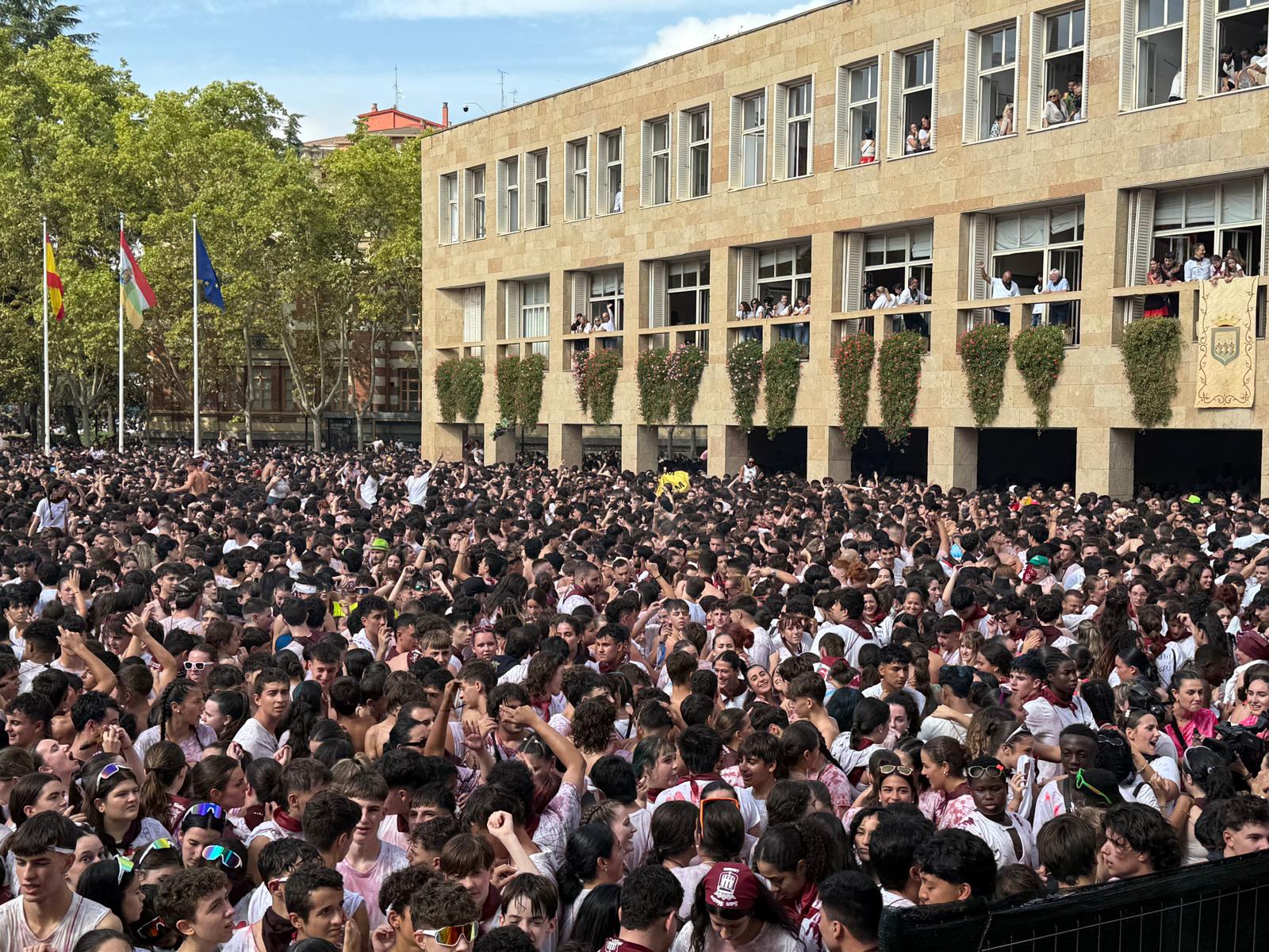 Logroño ha celebrado el comienzo de las fiestas de San Mateo 2025 con el lanzamiento del cohete desde la plaza del Ayuntamiento.