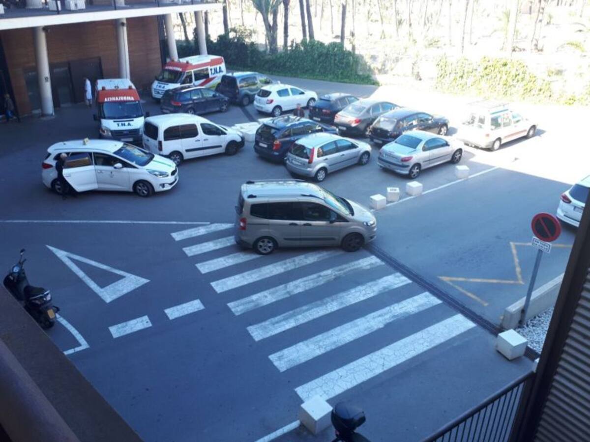 Ilicitanos por Elche pide medidas de seguridad para los peatones y una zona reservada para ambulancias en el Hospital General