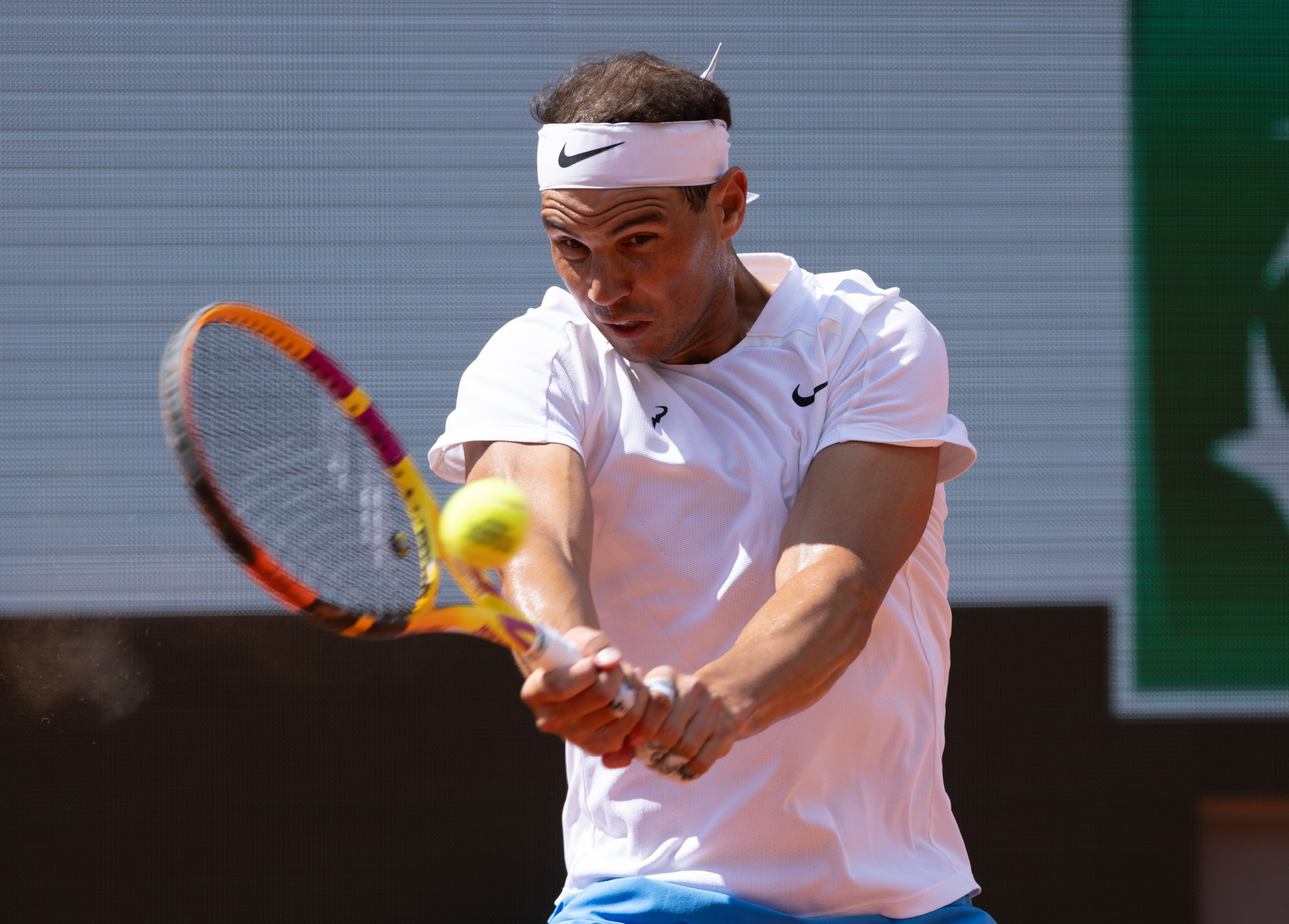 Rafael Nadal entre en la pista Philippe Chatrier de París. (Tnani Badreddine/DeFodi Images via Getty Images)