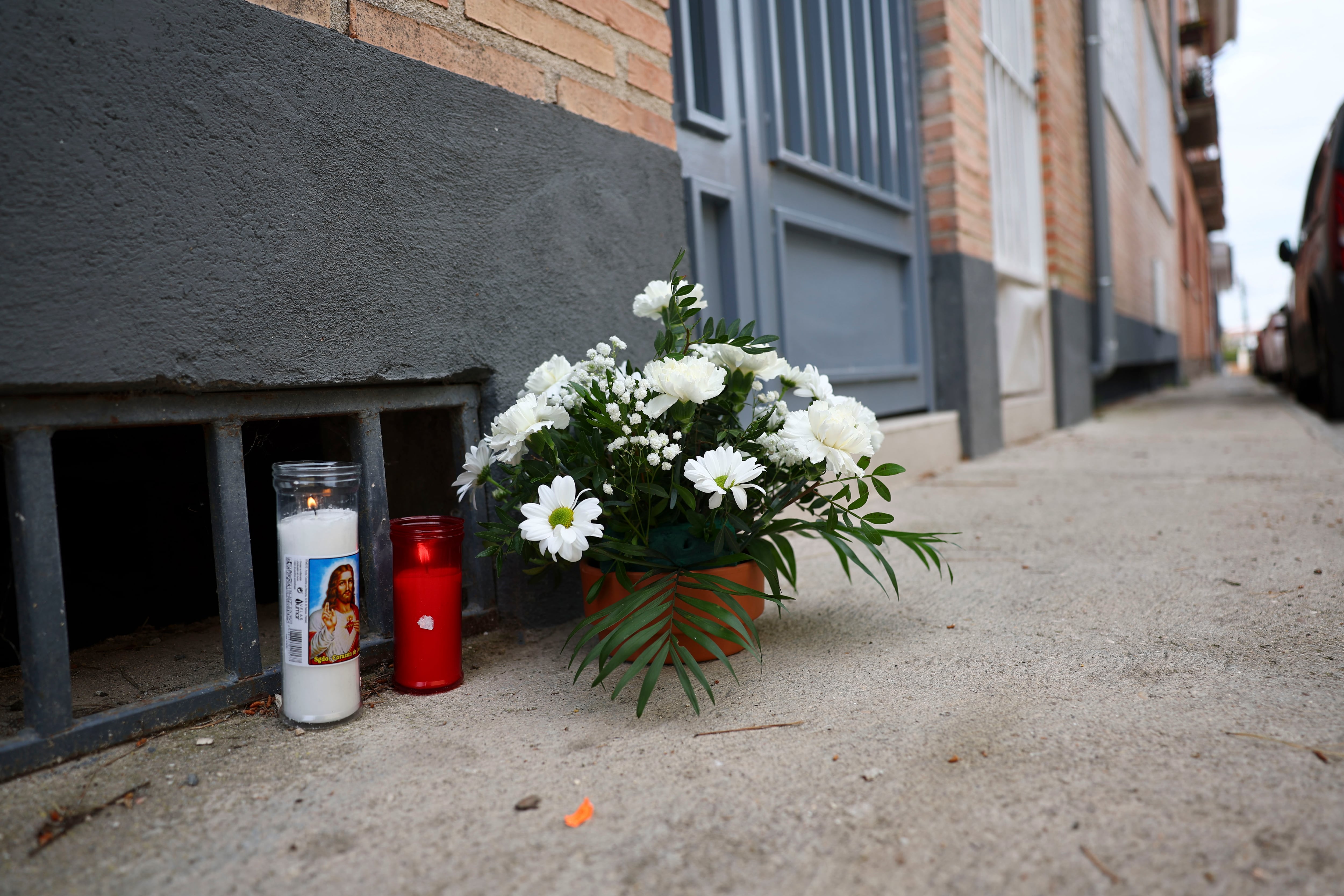 SESEÑA (TOLEDO), 24/04/2026.- Flores y velas ante el portal de la casa de la víctima de violencia machista. El Ayuntamiento de Seseña (Toledo) ha decretado este viernes día de luto oficial por el crimen machista cometido este jueves, cuando Melissa, de 43 años, ha sido asesinada, presuntamente por su expareja, un hombre de 50 años y que después se ha ahorcado. EFE/ Ismael Herrero