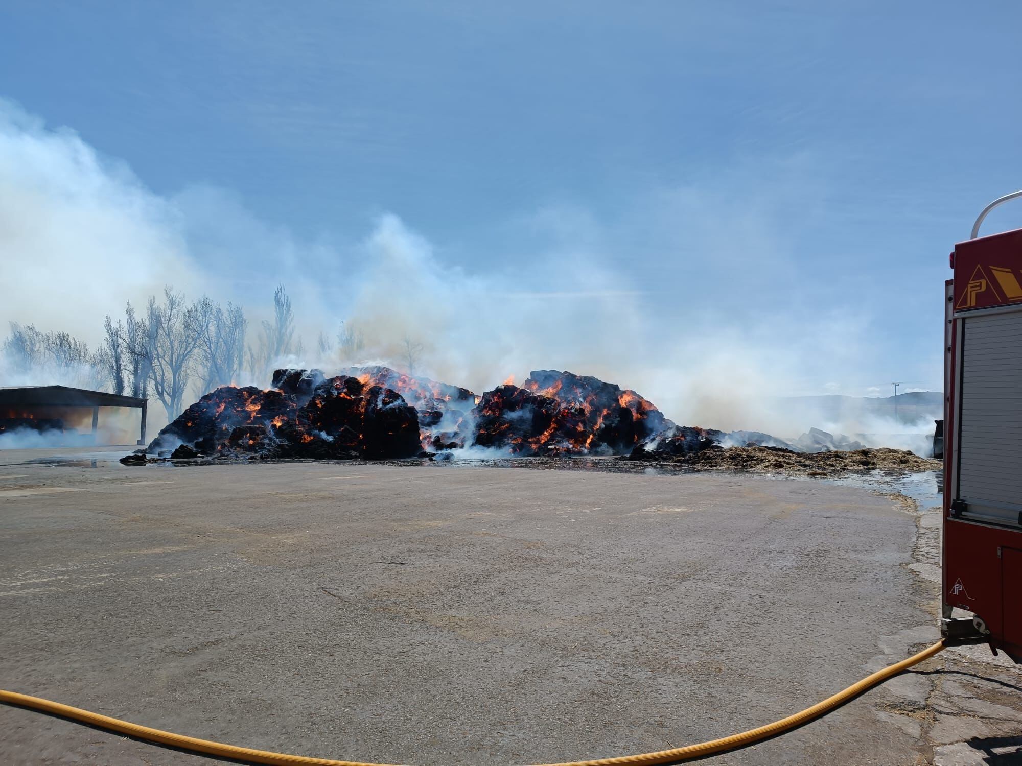 Pacas de alfalfa ardiendo en la deshidratadora