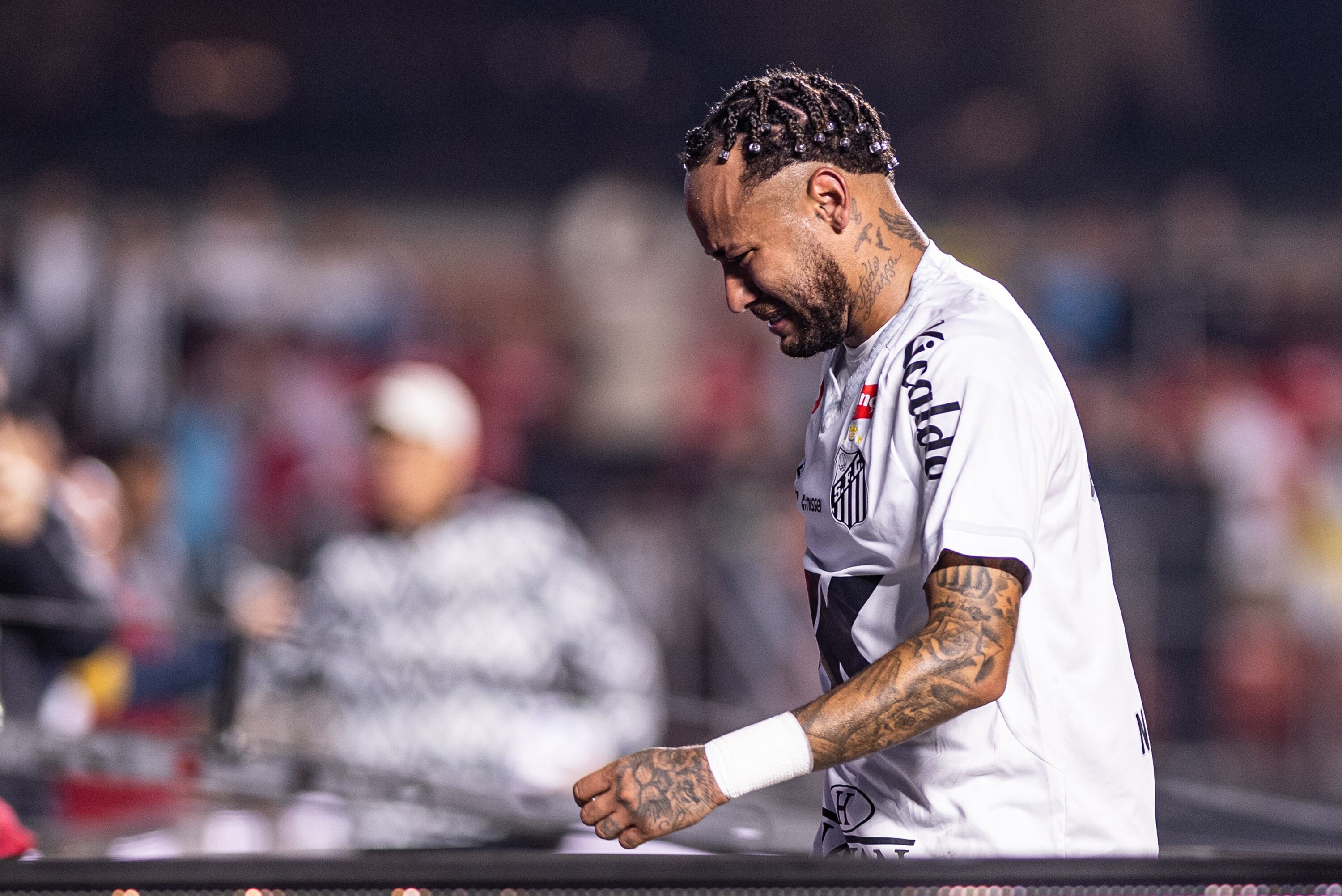 Neymar llora tras finalizar el partido en Brasil entre Santos y Vasco Da Gama