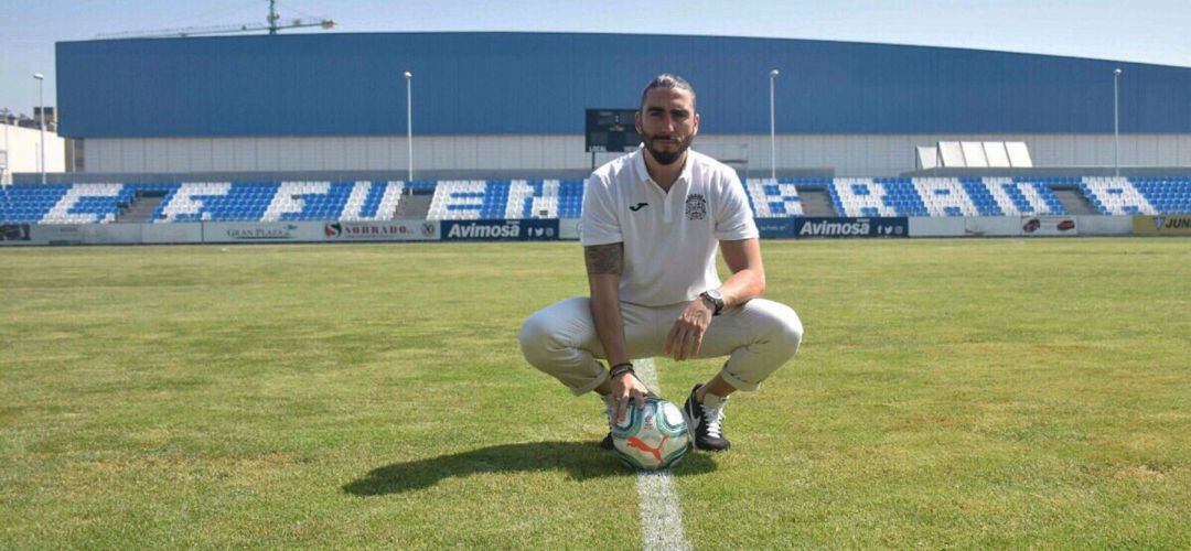 Chico Flores ya se ha vestido con el escudo fuenlabreño durante su presentación