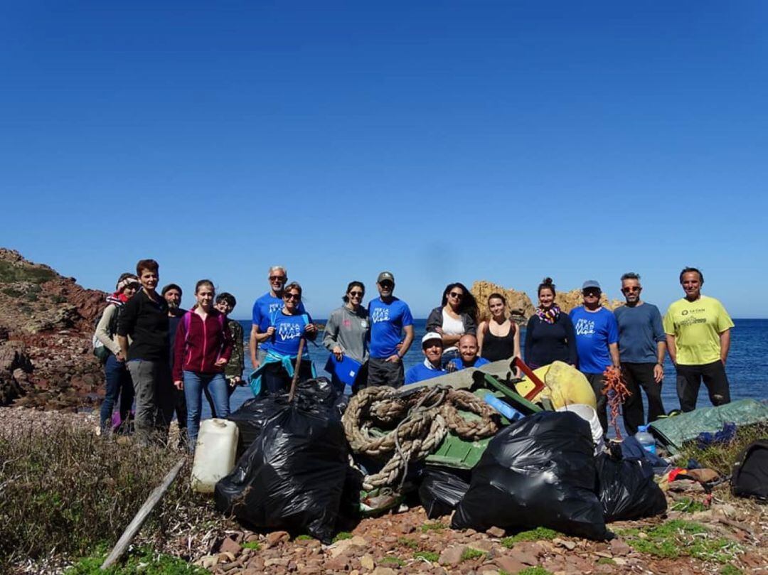 L'associació per la mar viva fa neteges de platges com la de Cala Barril.