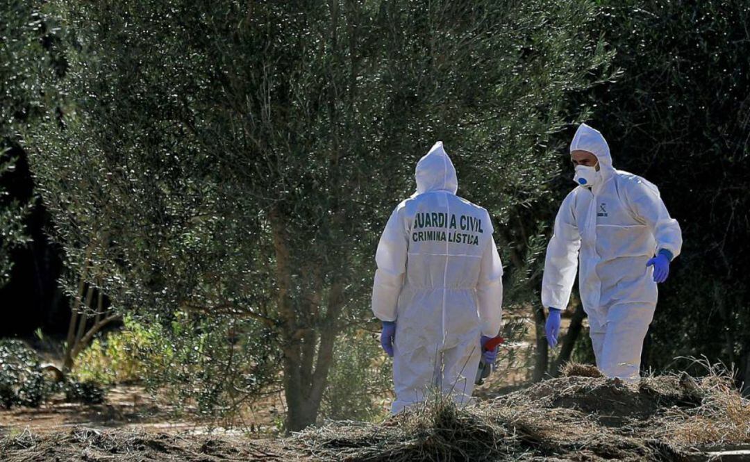 Agentes de la Policía Científica de la Guardia Civil trabajan en el lugar la muerte en Godella (Valencia) de dos menores