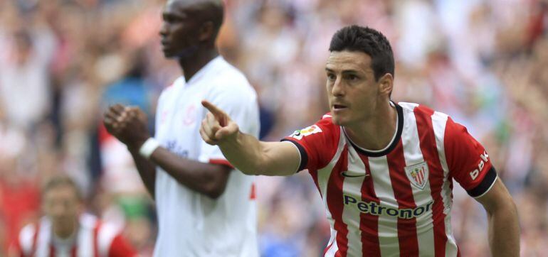 El delantero del Athletic celebra un gol ante el Sevilla.