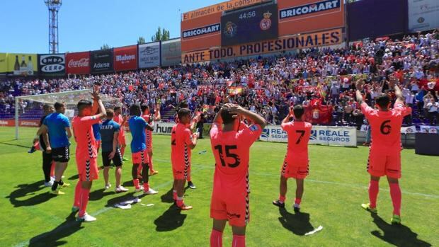 Los jugadores de la Cultural celebraron ante una multitud de hinchas su último triunfo en Zorrilla