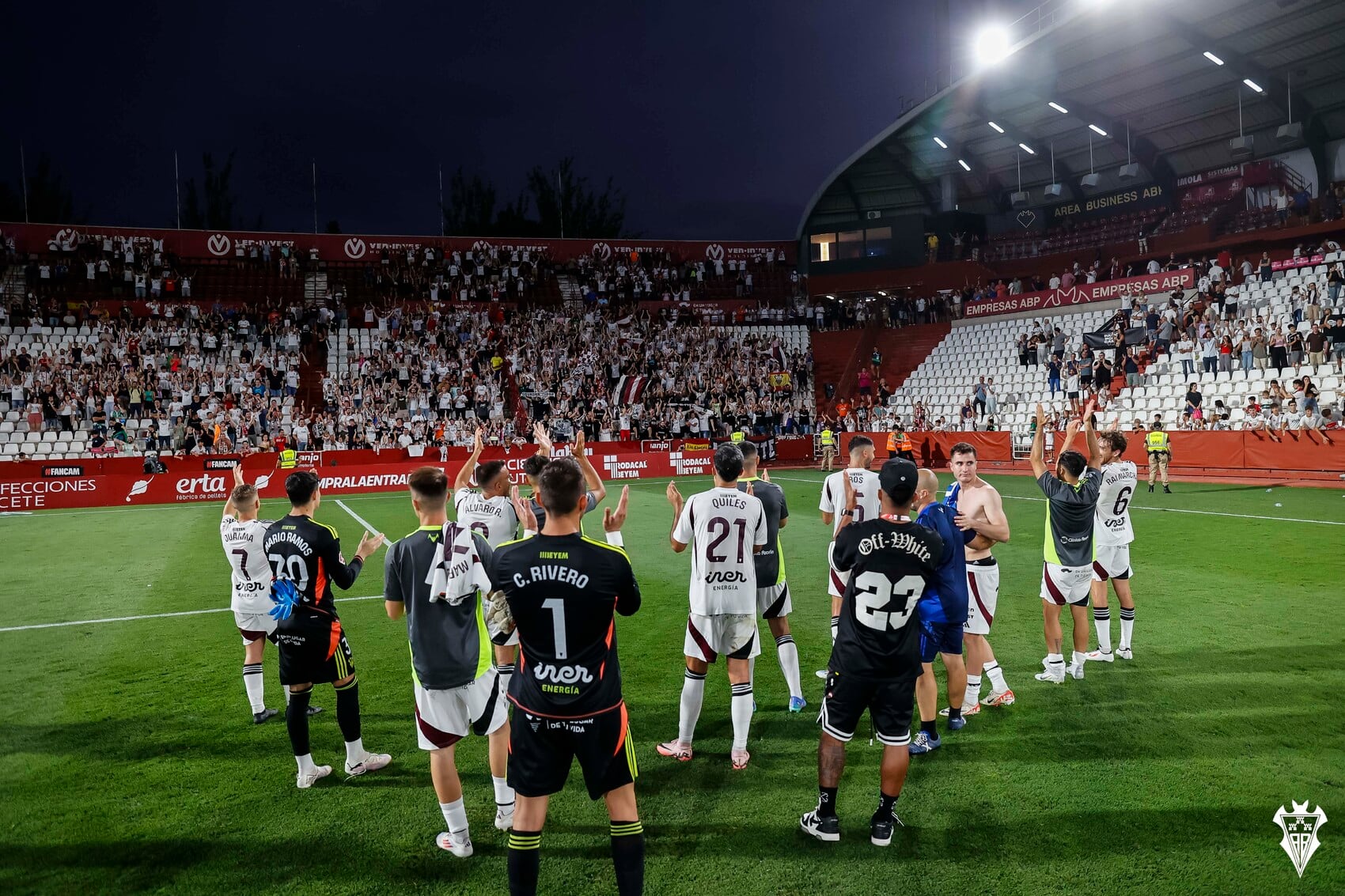 Los jugadores del Alba celebran con su afición