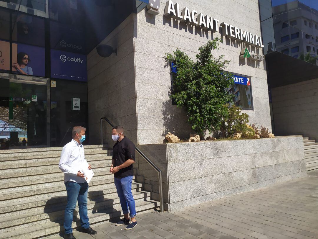 Fotografía de Natxo Bellido y Rafa Mas frente a la estación de trenes de Alicante