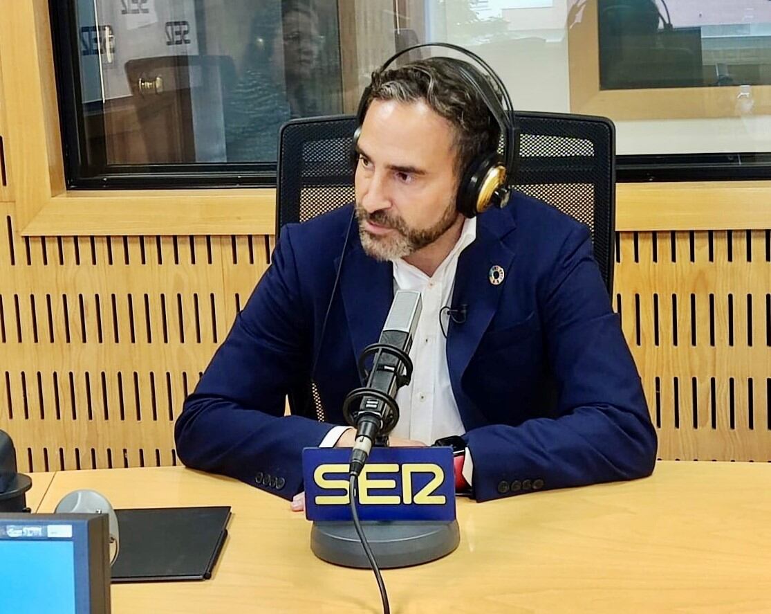 El candidato a la alcaldía de Málaga por el PSOE, Daniel Pérez, en los estudios de SER Málaga