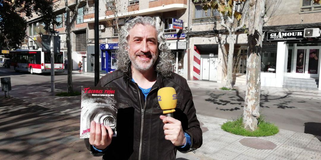 Javier Márquez, con su libro y nuestro micrófono