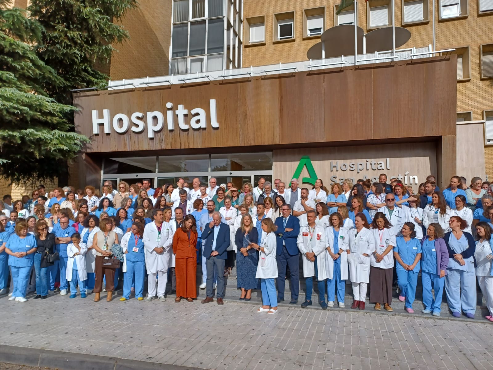Concentración a las puertas del Hospital de San Agustín de Linares, esta mañana.