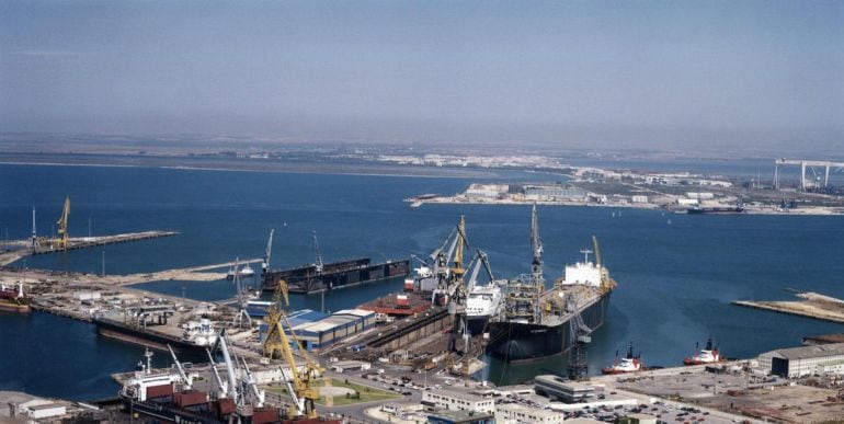 Vista aérea de los astilleros de Cádiz con los de Puerto Real al fondo