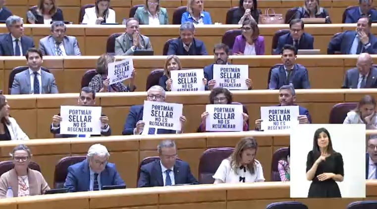 Senadores murcianos del PP mostrado carteles sobre Portman
