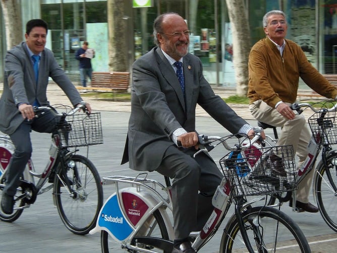 El alcalde de Valladolid, Javier León de la Riva, y el concejal de Movilidad, Manuel Sánchez, prueban las bicicletas del servicio de de alquiler &quot;Vallabici&quot;