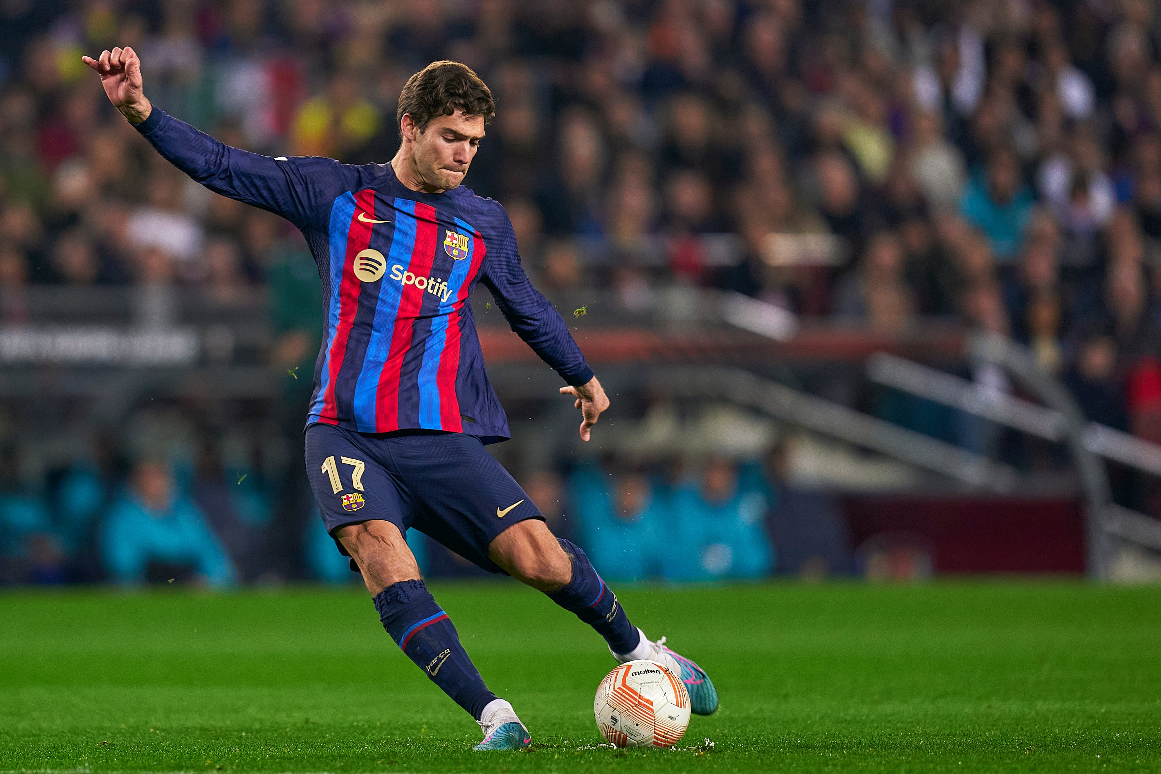 Marcos Alonso realiza un lanzamiento durante el partido de Europa League contra el Manchester United