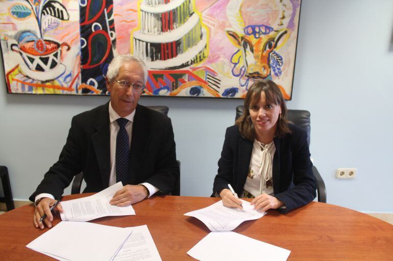 Laura Álvarez junto a Rafael Coca en la firma del convenio