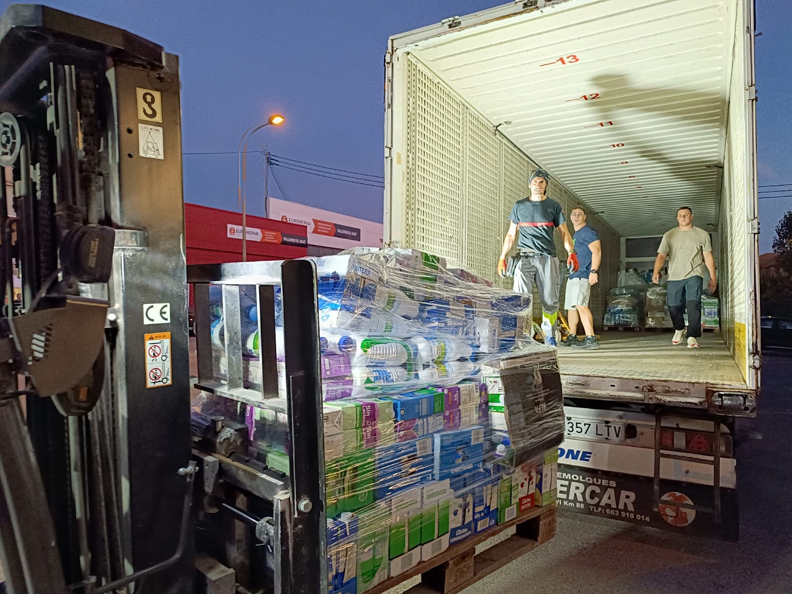 Productos recogidos en Sant Joan d´Alacant se preparan para su transporte a las zonas afectadas por la DANA en Valencia